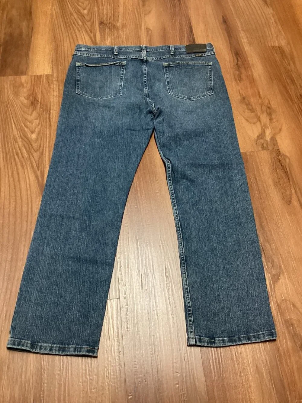 Men's Wrangler's Medium Wash, Straight Leg Blue Jeans. Size 38 Waist, 30